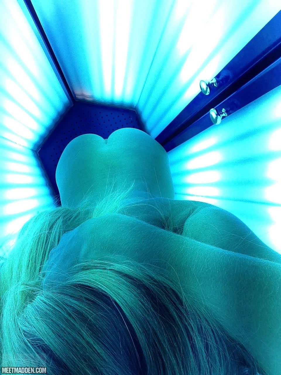 Nude blonde girls in the tanning bed